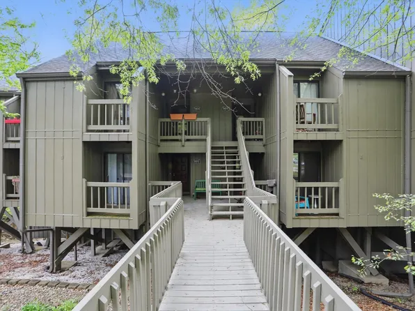 9404 S Lake Ridge Dr, Bloomington, IN 47401