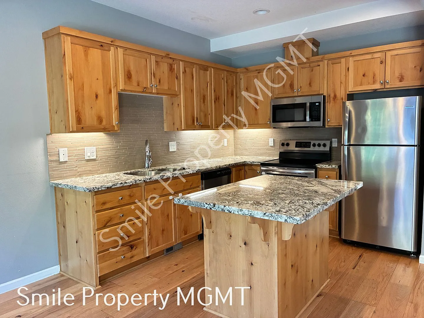 A beautiful 3 bedrooms and 2.5 bathrooms townhouse located in Milwaukie city. — Photo 4