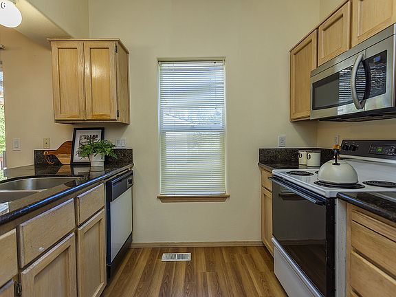 4th image of 11595 SE Springcrest Dr