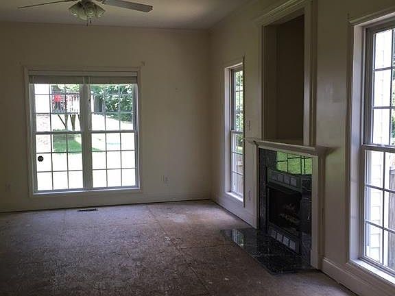4th image of 105 Oak Village Dr