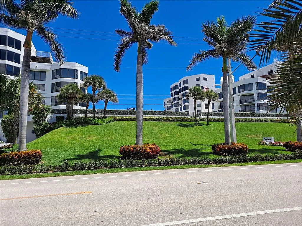 2 bed, 2.5 bath, 2240 sqft, $12,000 — Photo 2