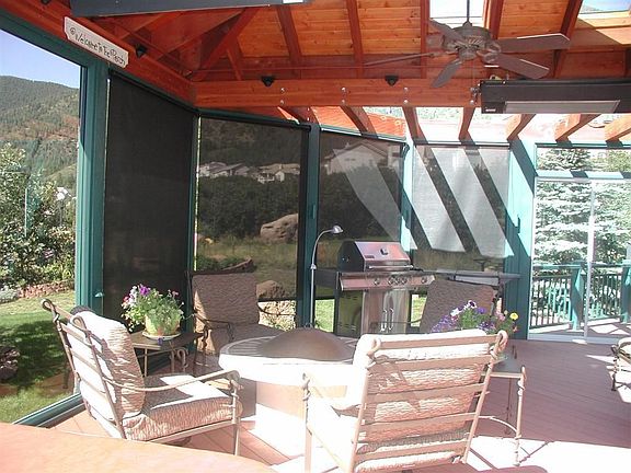 Outdoor entertainment room