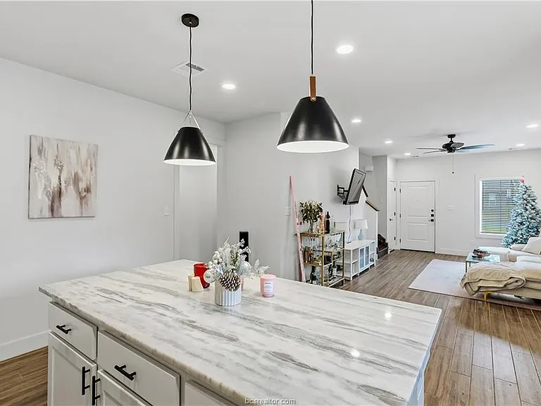 606 Banks St — Photo 11