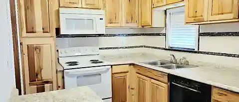 5th image of 634 S Berry St