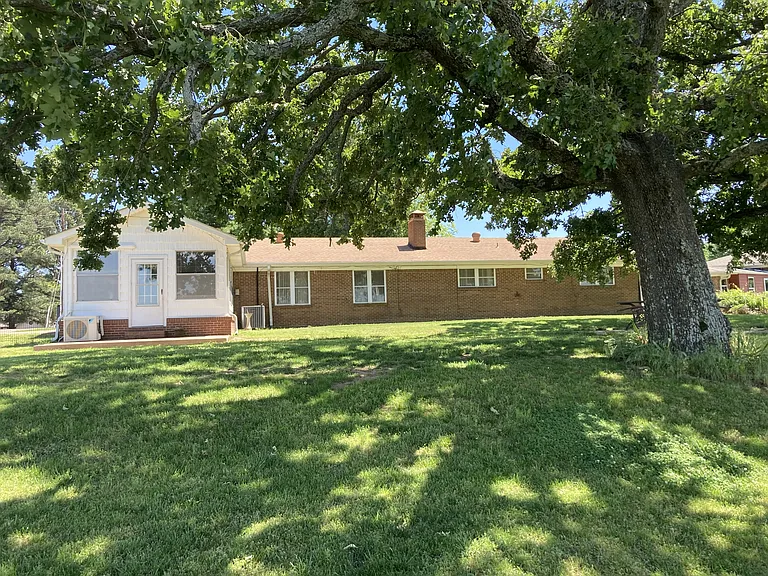 927 Skyline Dr — Photo 5