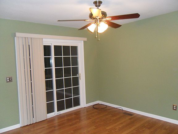 4th image of 1640 Thurston St