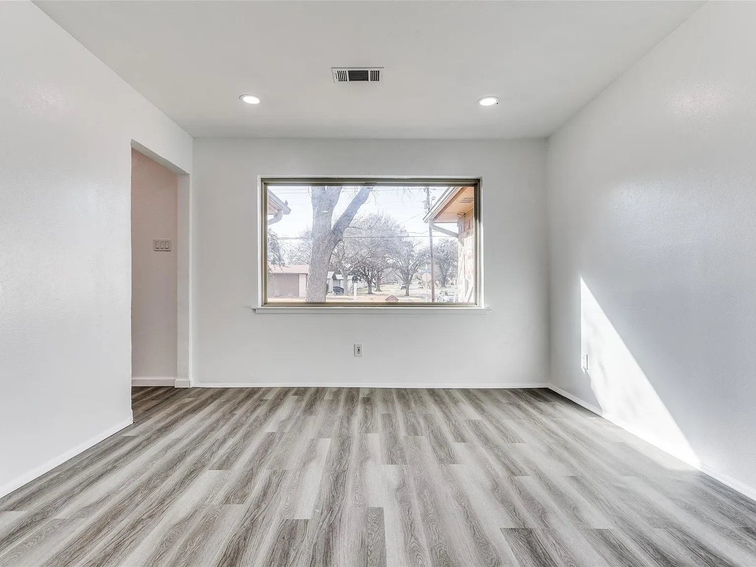 4 bed, 1760 sqft, $3,200 — Photo 3
