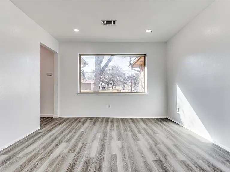 1606 W Shore Dr — Photo 3