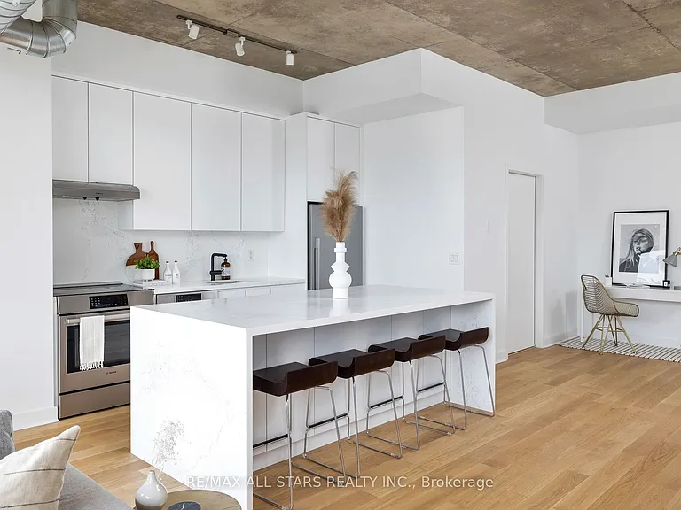 60 Bathurst St #Penthouse 1011 — Photo 12