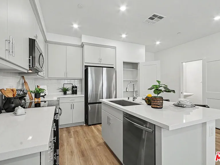 126 Hazel Dr — Photo 6