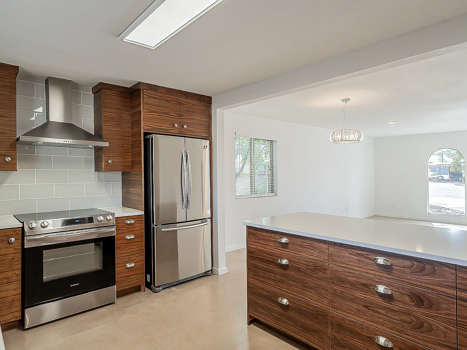 4 bed, 1890 sqft, $2,100 — Photo 2