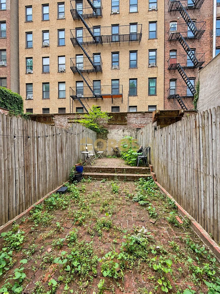 539 East 6th Street — Photo 1