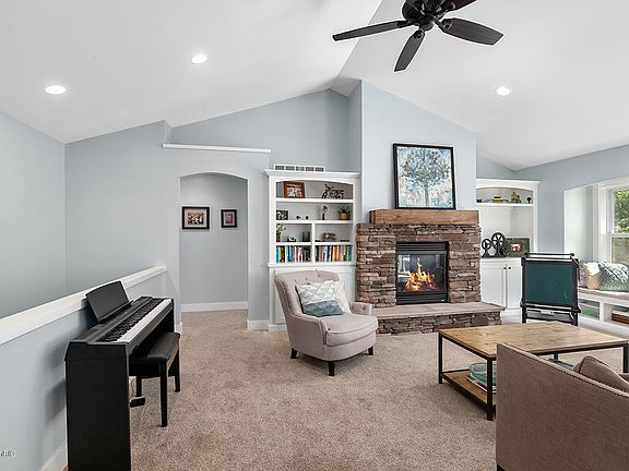 5th image of 72 Brett Wood Ct