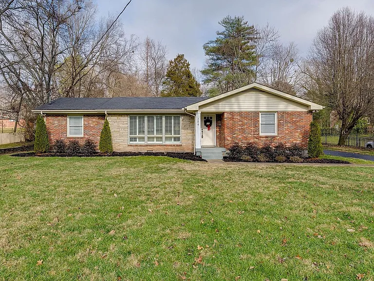 384 Barrywood Dr — Photo 1