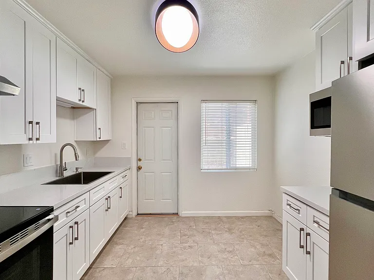 Eat-in Kitchen