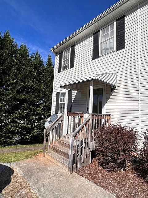 1st image of 138 Autumn View Ln #138