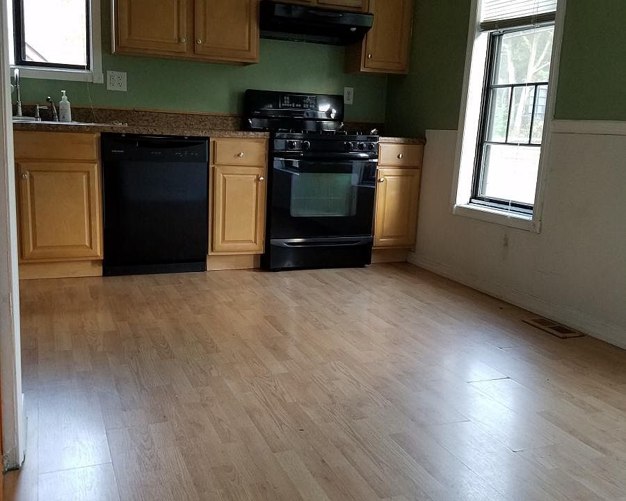 kitchen features Pergo floor