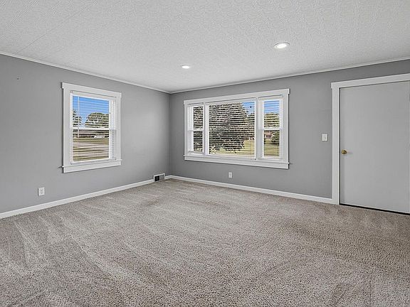 5th image of 2067 W Division Rd