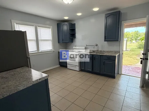 2513 Lawton St, South Bend, IN 46628