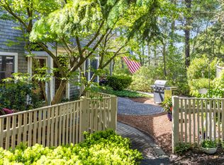 12 Oak Gln, Yarmouth Port, MA 02675