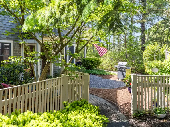 12 Oak Glen Village, Yarmouth Port, MA 02675