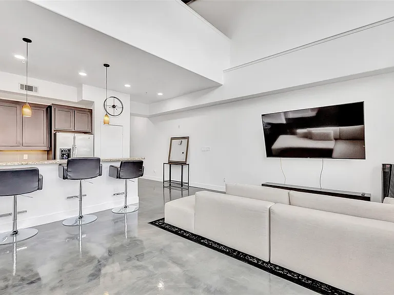 2323 Polk St #305 — Photo 14