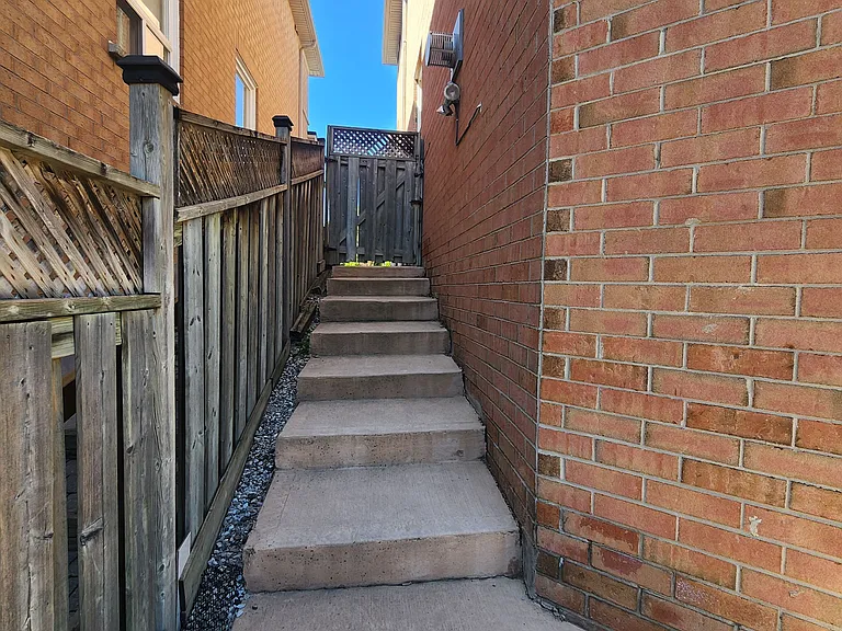 82 Bellagio Cres #BASEMENT — Photo 13