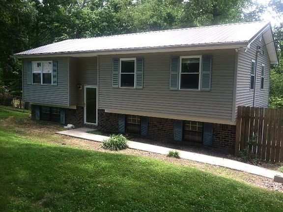 2nd image of 3915 Stoney Brook Dr NE