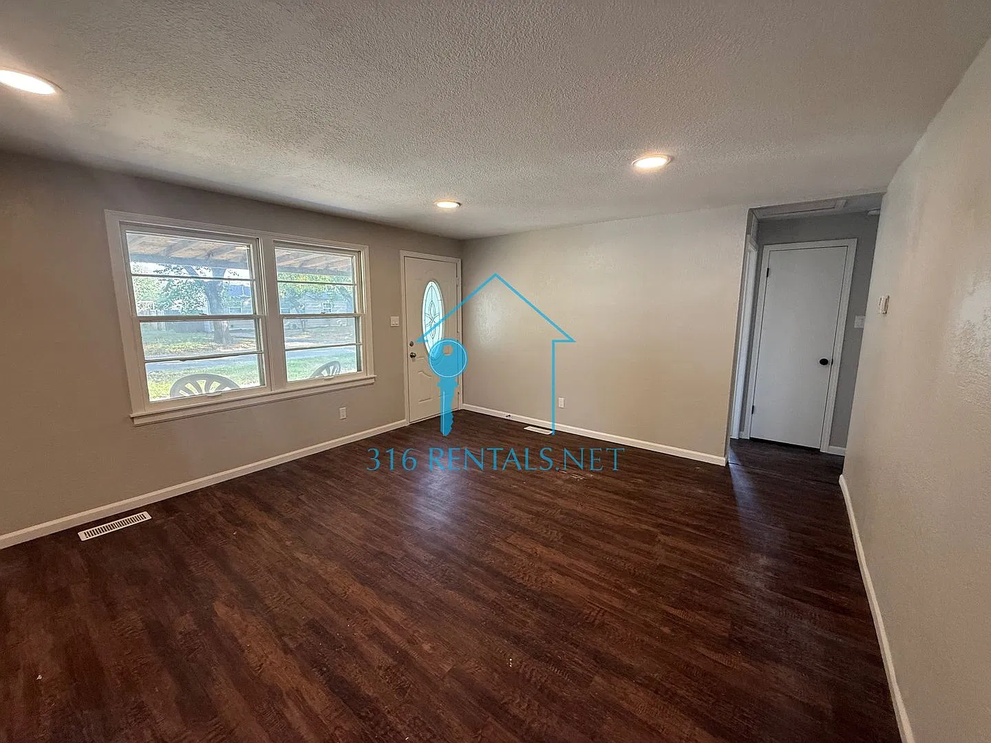 $1100 - 3 bedroom / 1 bathroom - Single Family Home — Photo 3