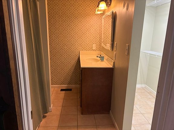 3rd image of 100 Alpine St
