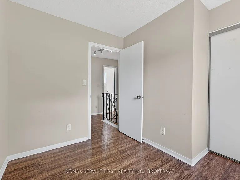 877 Muirfield Cres — Photo 27