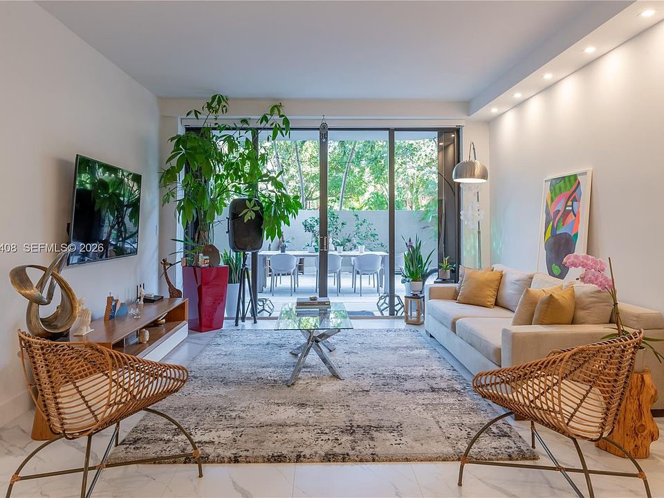 1st image of 151 Crandon Blvd APT 122