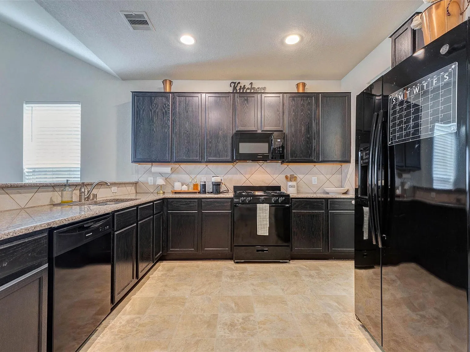 4 bed, 2.5 bath, 2981 sqft, $2,550 — Photo 4