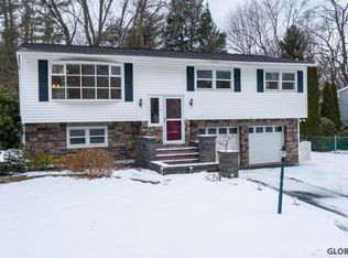 20 Apple Blossom Ln, Colonie, NY 12205