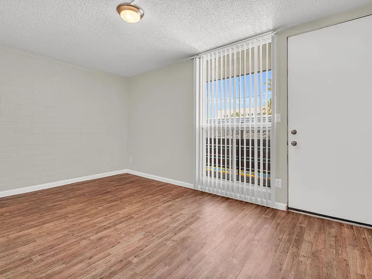 Elton Studio Suites — Photo 36