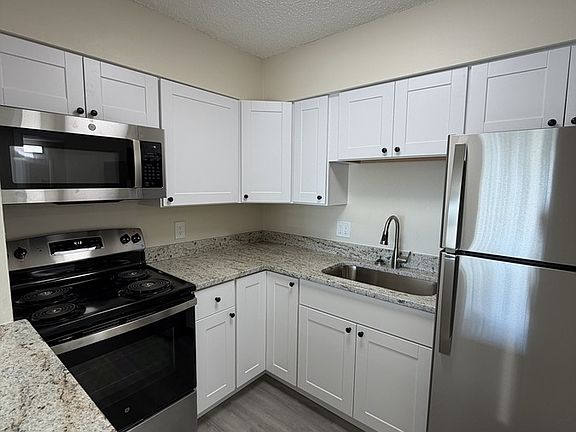 5th image of 5290 70th Ave N #B305