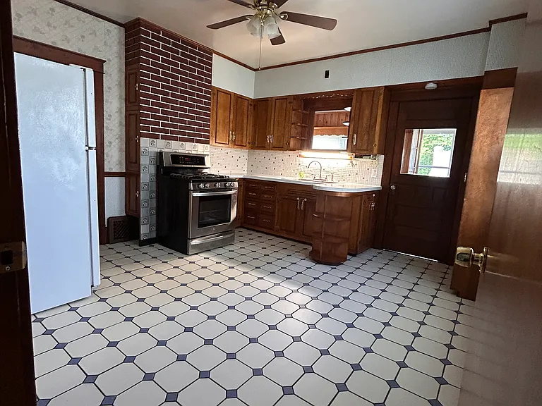 1940 Manhattan Ave — Photo 10