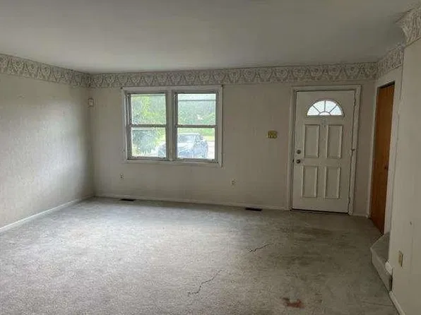 16 Woodcrest Dr, Plains, PA 18702