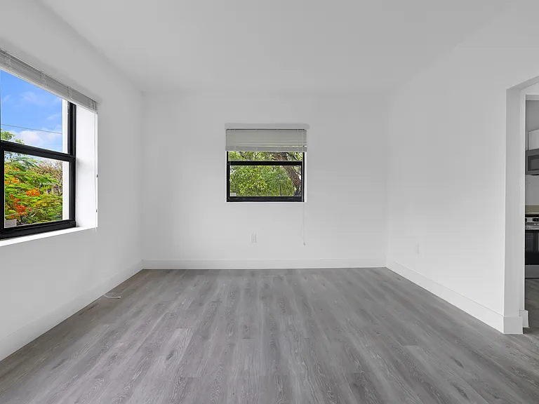 1536 Beekman — Photo 36