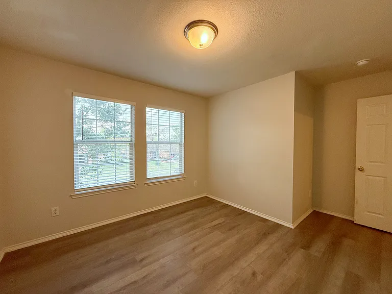1916 Silver Leaf Dr — Photo 46