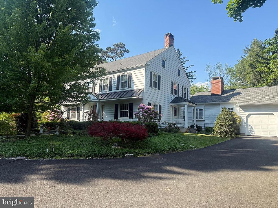 1st image of 563 Pebble Hill Rd