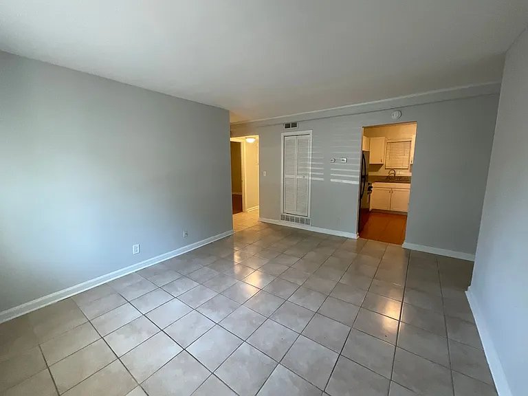 Willow Creek Apartments — Photo 3