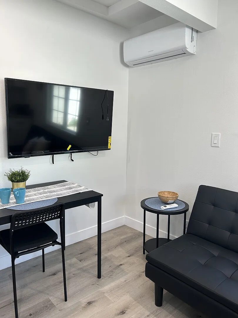 New Entire Unit near Culver City, Pet- friendly — Photo 3