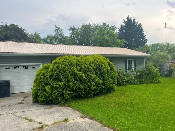 1708 Willow Rd, Hendersonville, NC 28739