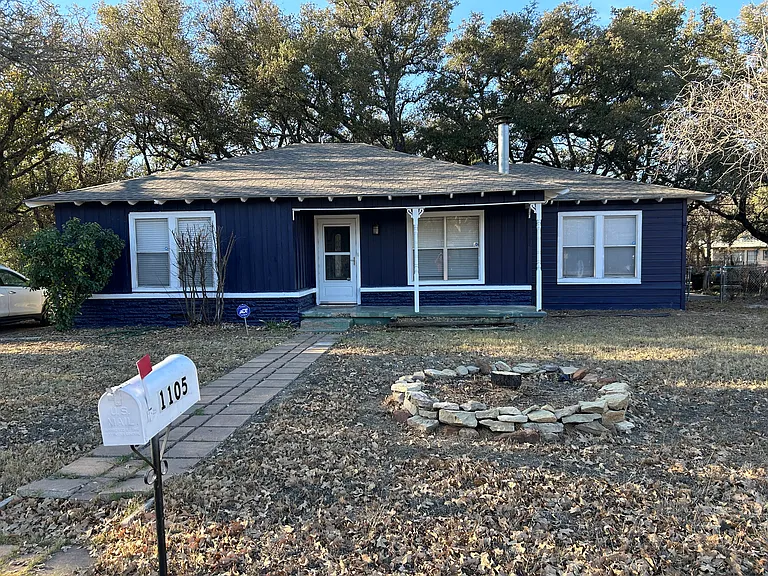 1105 Oakland Dr — Photo 1