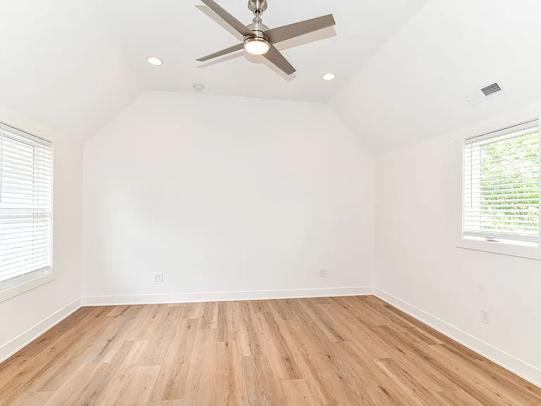 717 E 27th St #1 — Photo 19