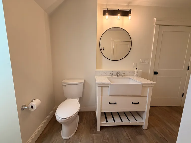 Toilet & Vanity
