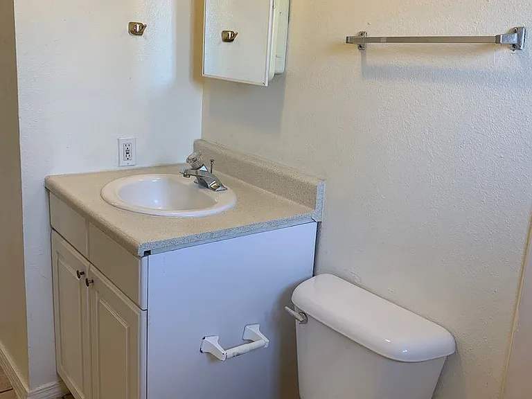 370 Atrisco Dr SW — Photo 16