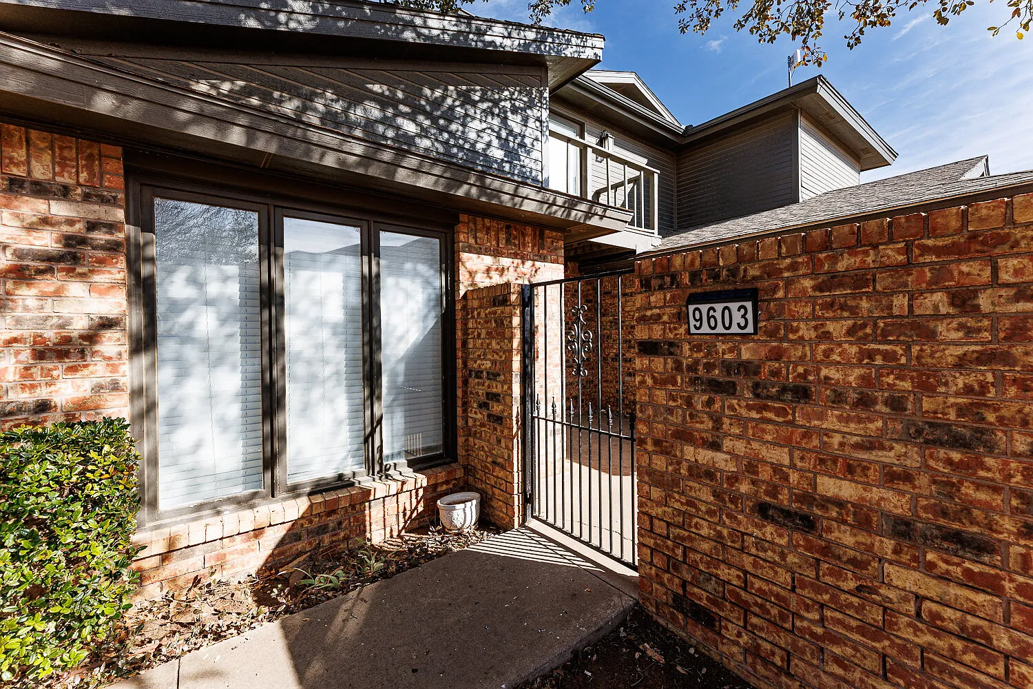 3 bed, 2.0 bath, 2024 sqft, $1,750 — Photo 2