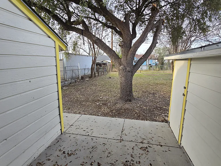 809 Elmwood Dr — Photo 10